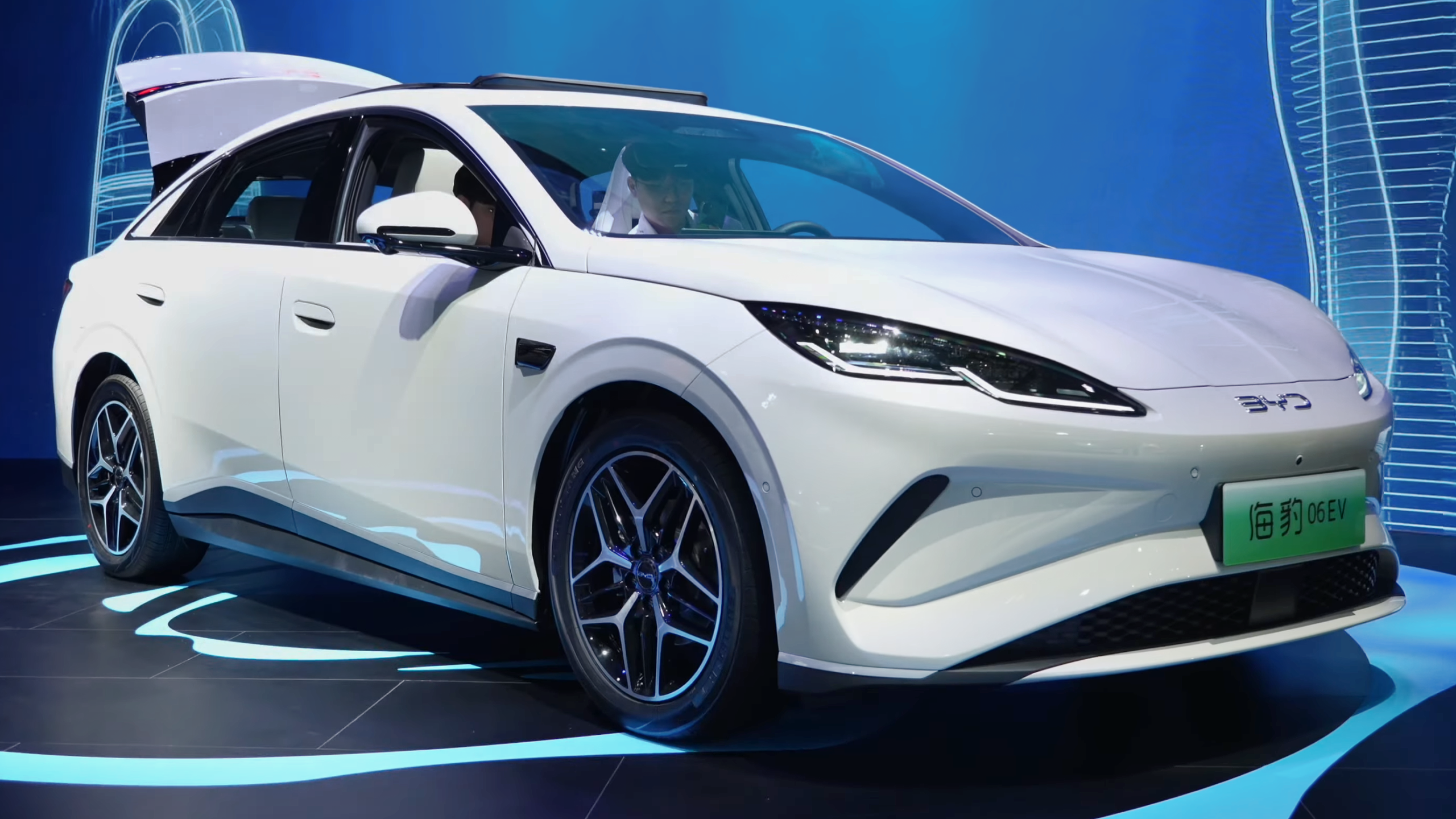 BYD проти Tesla: чому у 2026 році українці масово обирають китайські електрокари?