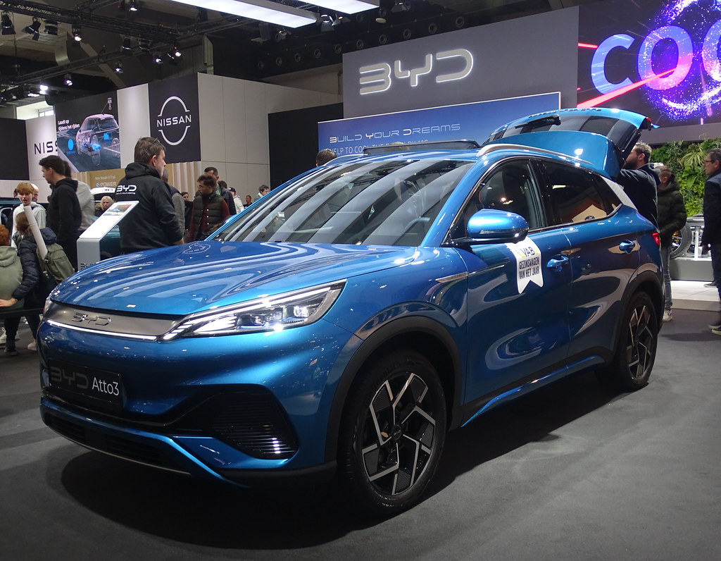 BYD электромобиль синего цвета на выставке